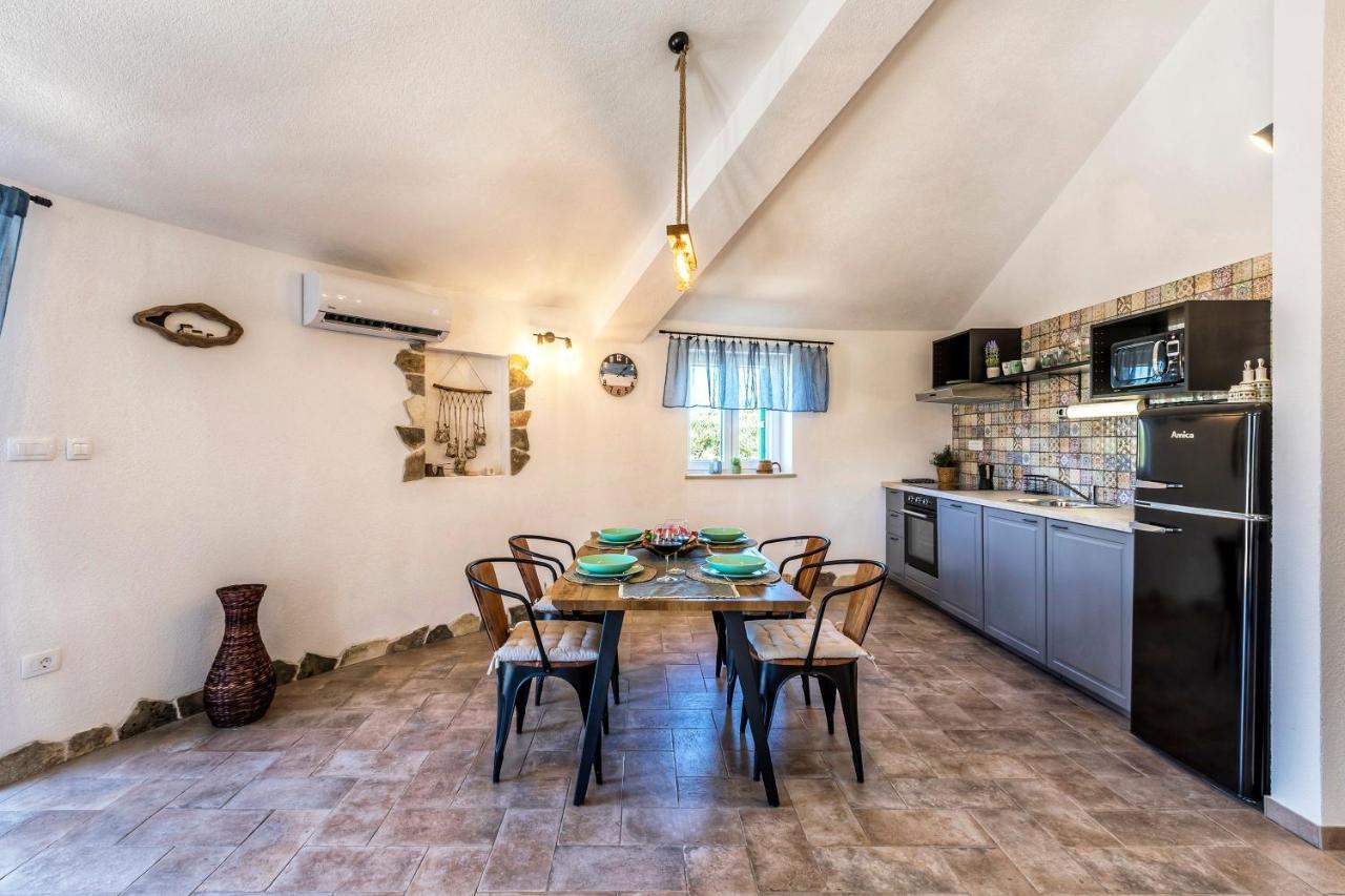 Island Getaway - Heritage House Mirca  ภายนอก รูปภาพ